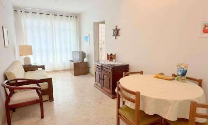 Apartamento na praia das Pitangueiras, 01 dormitório, 01 vaga, próximo à praia