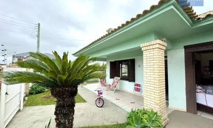 Casa 3 dormitórios próxima ao mar em Capão da Canoa