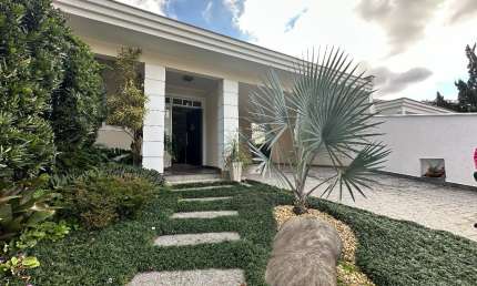 Casa plana em rua super tranquila com  224m² de área construída em terreno de 436m no bairro America - Joinville Sc valor R$1.590.000,00