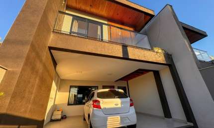 Excelente sobrado no Saguacu, e pronto para te encantar! Possui 165,20m² privativos em um terreno de 156,15m² com 6m de abertura;
