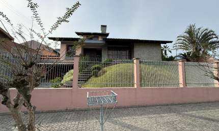 Casa atemporal a venda com uma generosa área privativa de 303M² de área construída e averbada, terreno de 717m²