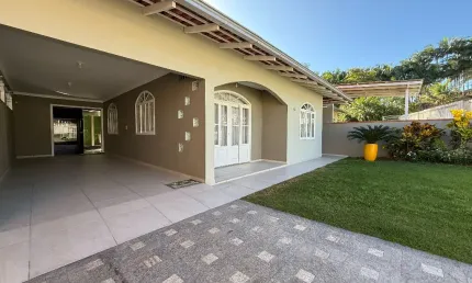 Casa plana com 238m² de área construída em rua sem saída a venda no Boehmerwald por R$ 589.000,00.