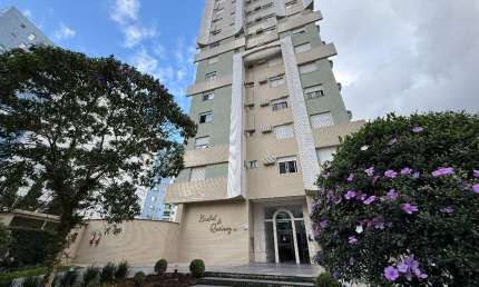 Apartamento finamente reformado, impecável no Atiradores Joinville com 116 m² de área privativa com 1 suíte com closet, 2 dormitórios, e banheiro social na área íntima.