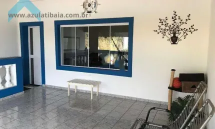 Sobrado amplo, ótima localização, 3 dormitórios sendo 1 suite.