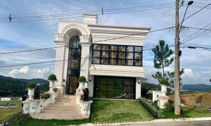 CASA COM 4 QUARTOS - SENDO 4 MASTER - 4 VAGAS GARAGEM - CAMBORIU-SC
