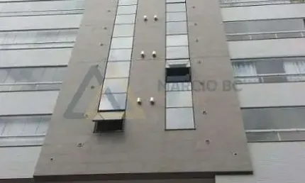 APARTAMENTO COM 2 QUARTOS, PRÉDIO COM PISCINA NO BAIRRO Pioneiros - Balneário Camboriú/SC