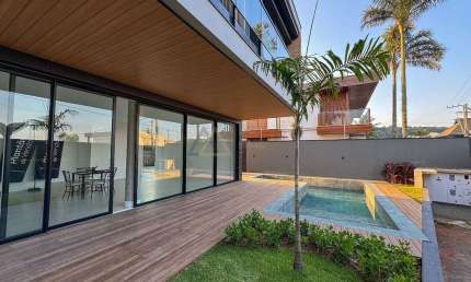 CASA DE ALTO PADRÃO: PÁTIO ESTALEIRO NA Praia do Estaleiro - Balneário Camboriú/SC