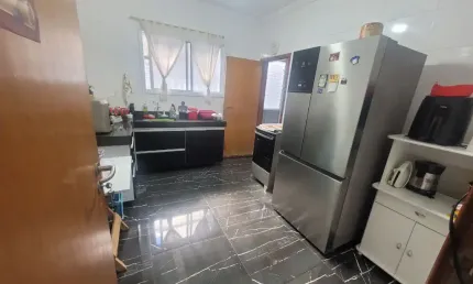 Sobresposta térrea, Quintal em L, 2 vagas de garagem, Bairro: Aparecida, Cidade: Santos/SP