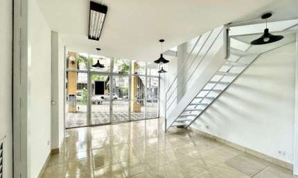 Loja comercial com 64m2 para alugar no Ed. Veneza, Curitiba.