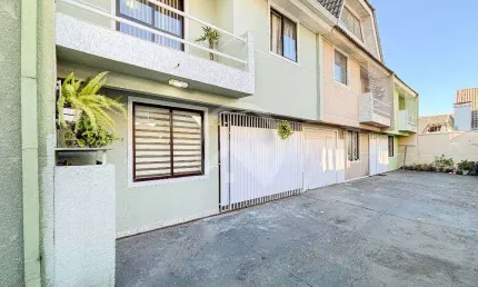 Sobrado triplex a venda proximo ao Shopping Jardim das Americas com 3 quartos no CONDOMINIO BRONISLAU VIII, Curitiba
