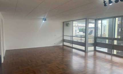 Apartamento em andar alto com sacada em Higienópolis