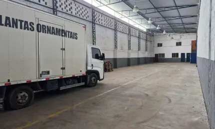 Barracão / Galpão / Depósito com 2 salas para alugar na Estrada da Ilha, Guaratiba, Rio de Janeiro por R$ 12.000