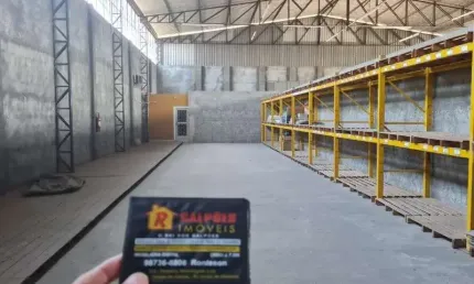Barracão / Galpão / Depósito com 5 salas para alugar na Avenida Dona Tereza Cristina, 1234, Figueira, Duque de Caxias por R$ 22.000