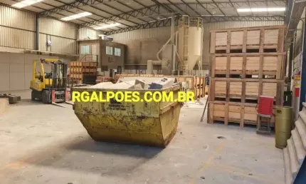 Barracão / Galpão / Depósito com 2 salas para alugar na Avenida Demétrio Ribeiro, 321, Figueira, Duque de Caxias por R$ 10.000
