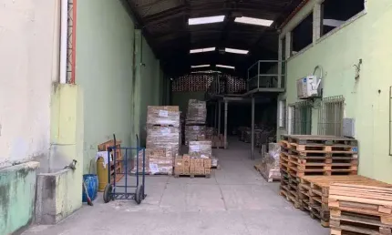 Barracão / Galpão / Depósito com 2 salas para alugar na Avenida Brasil, 1223, Braz de Pina, Rio de Janeiro por R$ 4.000