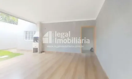 Casa Nova, 3 Dormitórios, Suíte, Churrasqueira e Quintal com Jabuticabeira