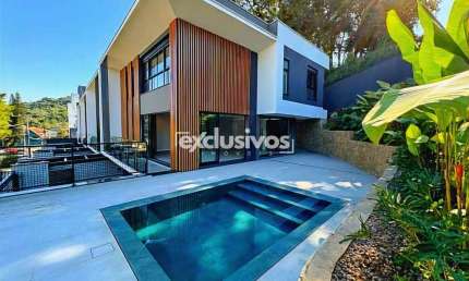 Casa Triplex, com elevador, piscina, suite master mais duas suítes espaçosas. Espaço Gourmet.