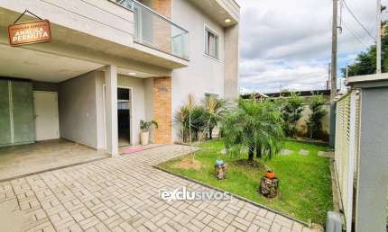 Charmoso sobrado com1 suíte mais 2 quartos, piscina e 2 vagas de garagem à venda  na Zona Norte de Joinville, por R$ 680.000,00