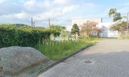 Terreno à venda no bairro no bairro Petrópolis em Joinville, medindo 481 m² por R$240.000,00