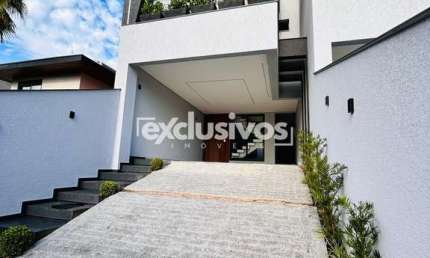 Sobrado geminado alto padrão com 3 amplas suítes à venda no bairro Glória