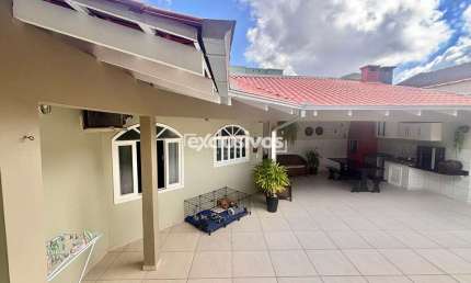 Casa Plana com 4 quartos em rua super tranquila em promoção de 619 mil por 589 mil.