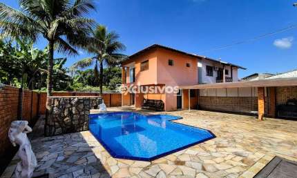 Casa ampla e aconchegante com 4 dormitórios  e área de festas com piscina no Bucarein, Joinville/SC