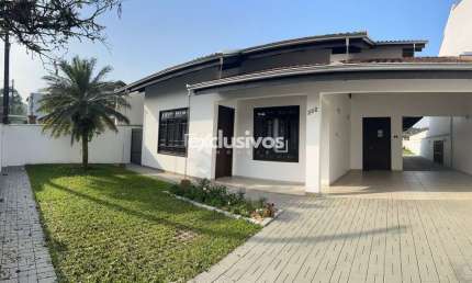 Maravilhosa Casa Averbada com 1 Suíte + 3 qtos  no Bairro Santo Antônio em promoção.