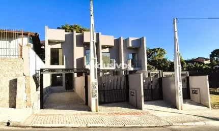 Sobrado novo com 2 suítes e closet e 2 vagas de garagem à venda no Bom Retiro, em Joinville/SC por R$ 430.000,00