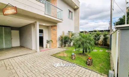 Charmoso sobrado com1 suíte mais 2 quartos, piscina e 2 vagas de garagem à venda  na Vila Nova de Joinville, por R$ 680.000,00