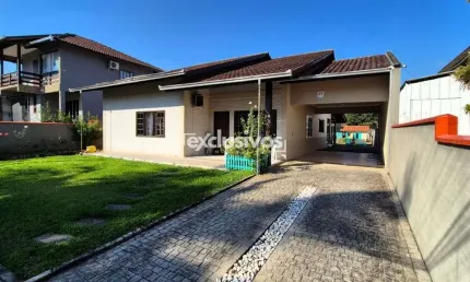 Casa térrea averbada com 211m² , espaçosa e cheia de possibilidades no bairro Glória – Joinville/SC
