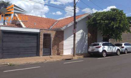 Casa com 4 dormitórios à venda, 212 m² por R$ 800.000,00 - Centro - Barretos/SP