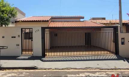 Casa térrea 03 dormitórios com suíte para alugar no bairro Jardim Bianco - São José do Rio Preto/SP