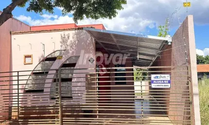Casa com sala e cozinha conjugadas, sobra de terreno, toda cercada