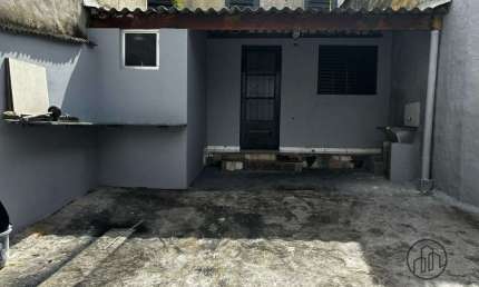 Casa com 2 quartos para alugar na Mascarenhas Camelo, 293, Vila Santana, Sorocaba por R$ 2.800