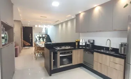 Sobrado À venda 3 Dorm. 1 suíte, 154m - R$ 1.198.000 - Piscina -Cond. Terras São Francisco