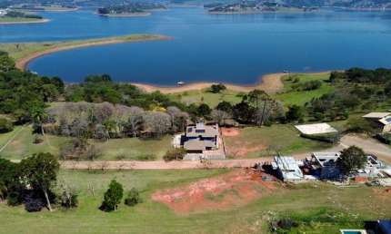 Casa em condomínio para venda com 4 quartos, sendo 4 suítes, 368m²