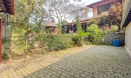 Casa no condomínio Clube Castelo para venda com 3 quartos, sendo 2 suítes, 306m²