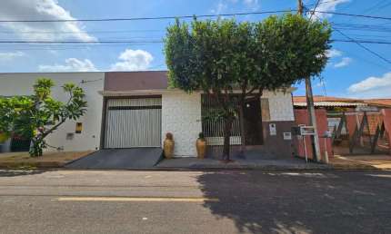 Casa tipo para venda com 3 quartos, sendo 1 suíte, 244m²