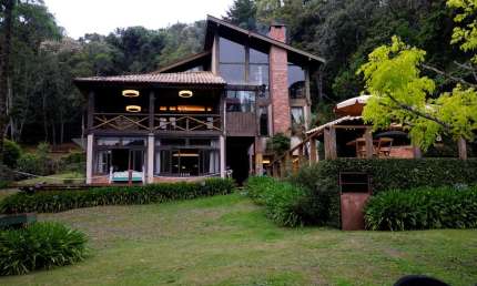 Casa em condomínio para venda com 4 quartos, sendo 3 suítes, 630m²