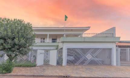 Sobrado para venda com 4 quartos, sendo 2 suítes, 468m²