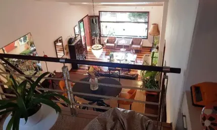 Casa duplex decorada com 4 quartos sendo 1 suíte ampla na parte superior e 1 suíte master com closet e banheira de hidromassagem