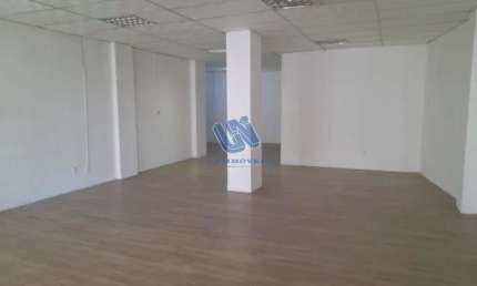 Sala comercial com banheiro privativo 128m2 no Costa Azul