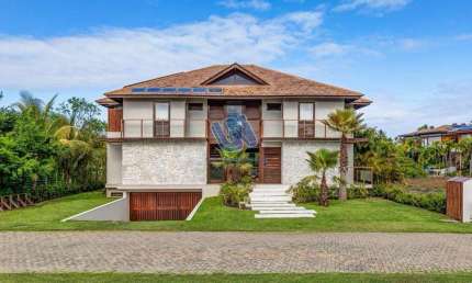 Casa duplex em Condominio mobiliada e decorada com 5 suítes sendo 1 suíte master com 558,22m2 em Praia do Forte