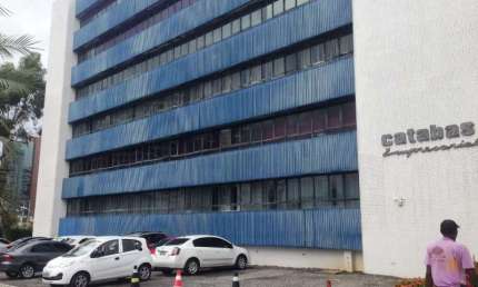 Sala comercial para alugar no Caminho das Árvores com 350m2