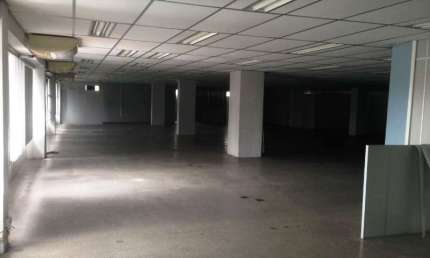 Sala comercial com 350m2 para alugar no Caminho das Árvores