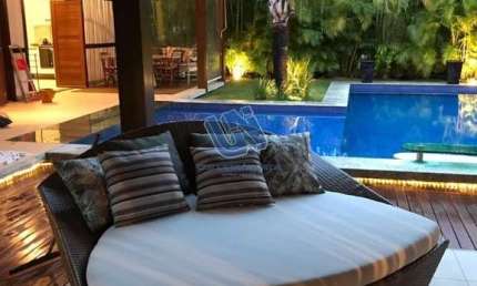 Casa em condominio fechado em Praia do Forte, 5/4 sendo 02 suites, a 10 min da praia e 5 min da vila.