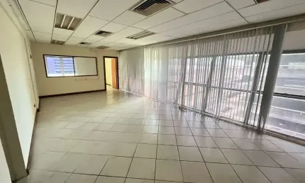 Sala comercial para alugar com banheiro e copa no Comércio 74m2