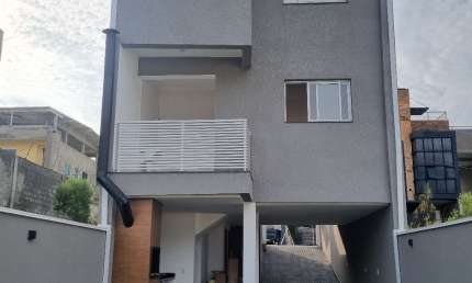Sobrado novo de 3 dormitórios e 5 vagas em Laranjeiras !