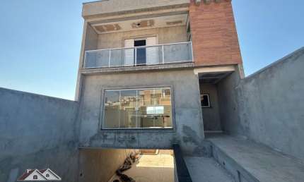 Lindo sobrado de 3 dormitórios e garagem subterrânea em Laranjeiras !
