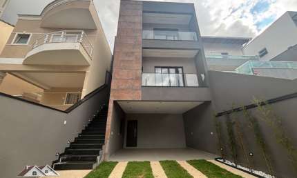 Lindo sobrado de alto padrão, com 3 dormitórios, 4 vagas e piscina !